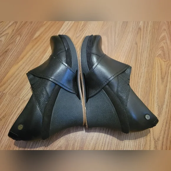 MOZO Divine Platform Wedge Black Leather Pump, 9.5 - Picture 6 of 8